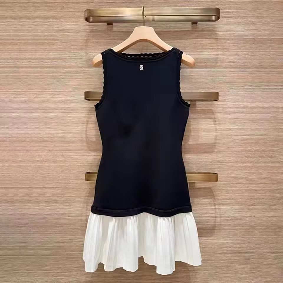 COLOUR BLOCKED KNITTED PLEATED DRESS