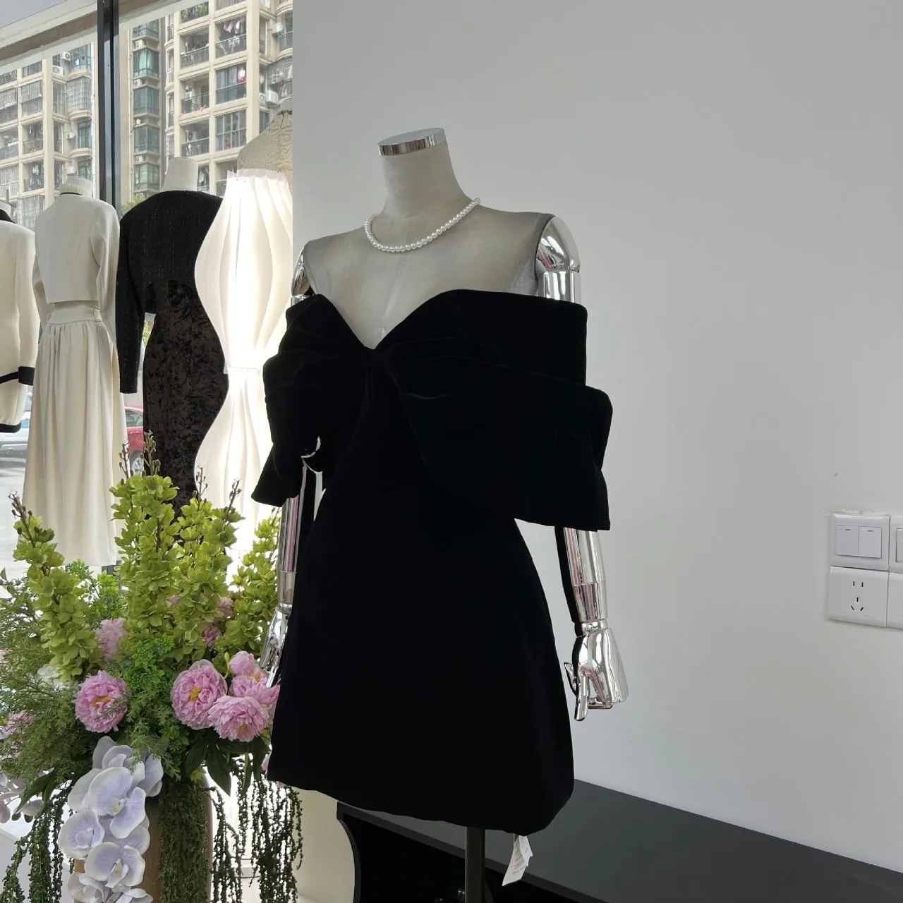STRAPLESS VELVET BARDOT DRESS