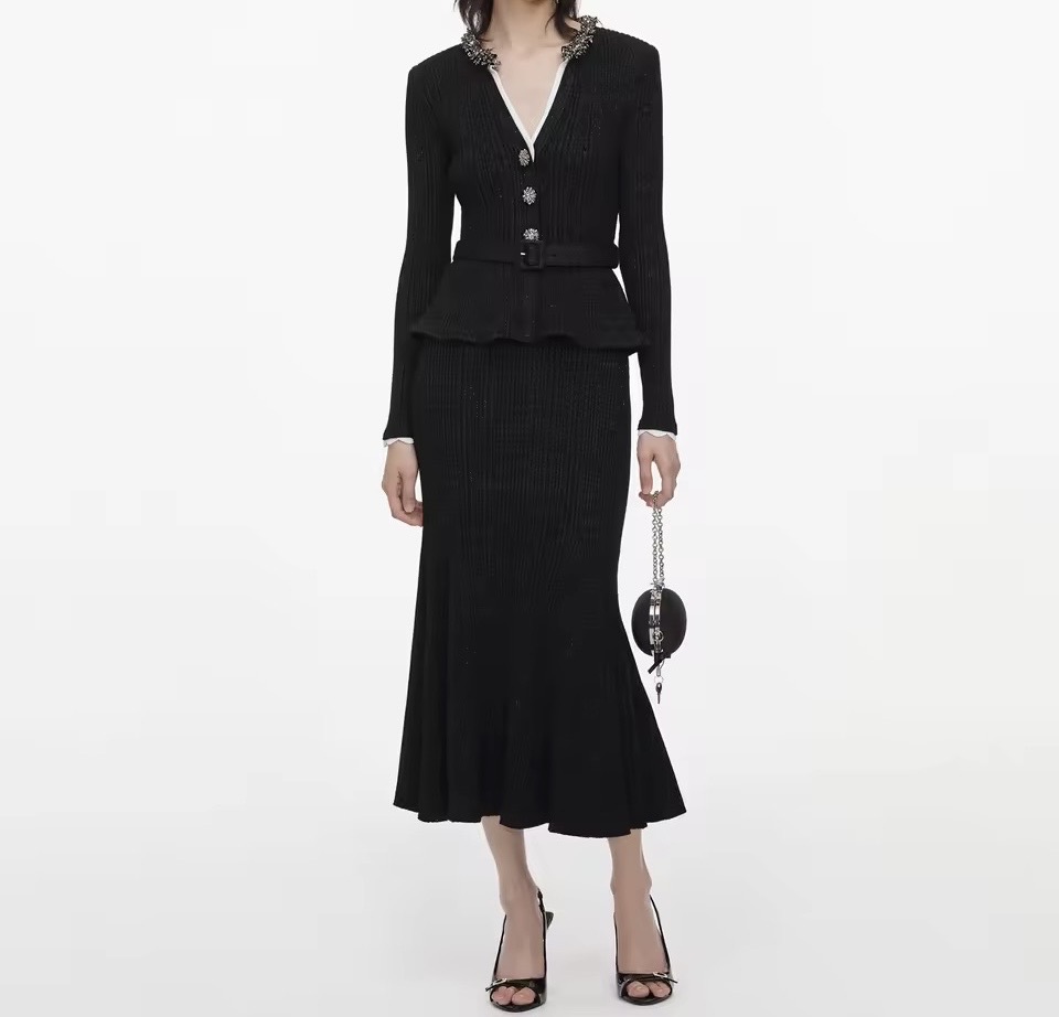 HIGH END NECK V-NECK KNITTED BELTED DRESS